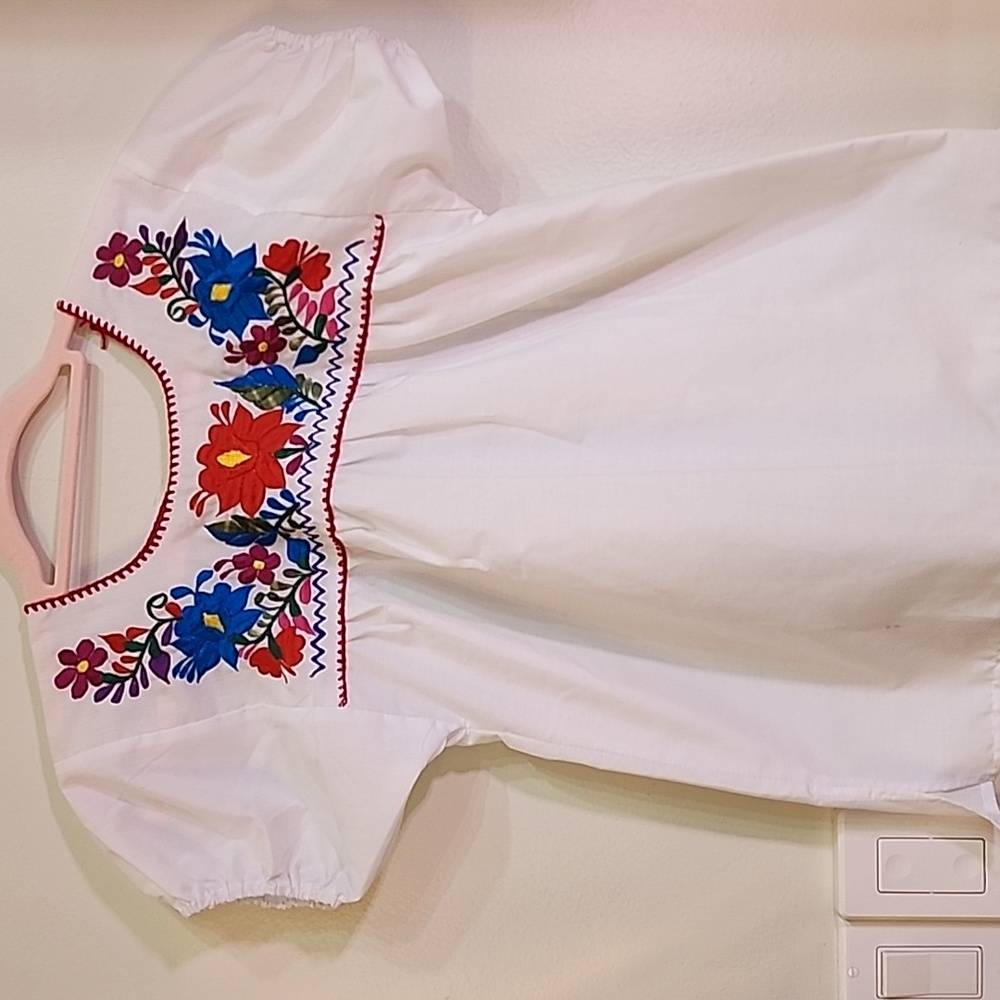 White Embroidered Floral Blouse 🛍